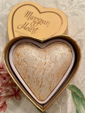 I Heart Revolution Marzipan Heart Baked Highlighter for Face & Eyes Illuminator